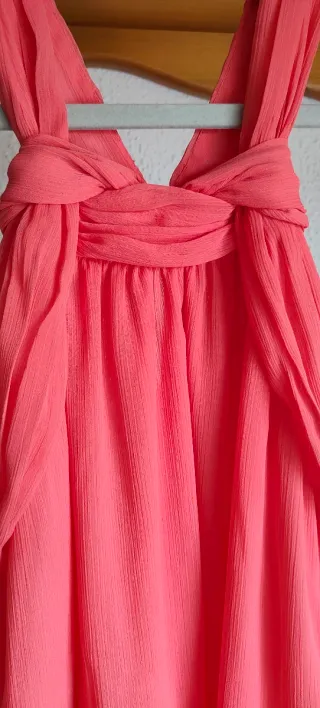 Blusa coral de gasa con detalle en el escote