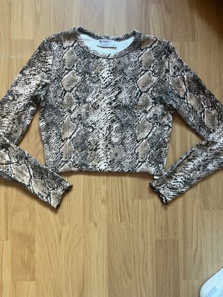 Camiseta Bershka efecto piel de serpiente XS