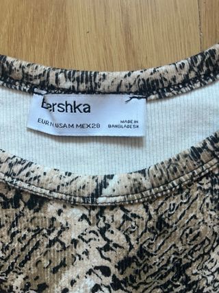 Camiseta Bershka efecto piel de serpiente XS
