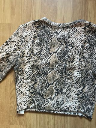 Camiseta Bershka efecto piel de serpiente XS