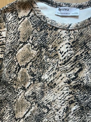 Camiseta Bershka efecto piel de serpiente XS