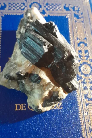 Mineral de turmalina negra
