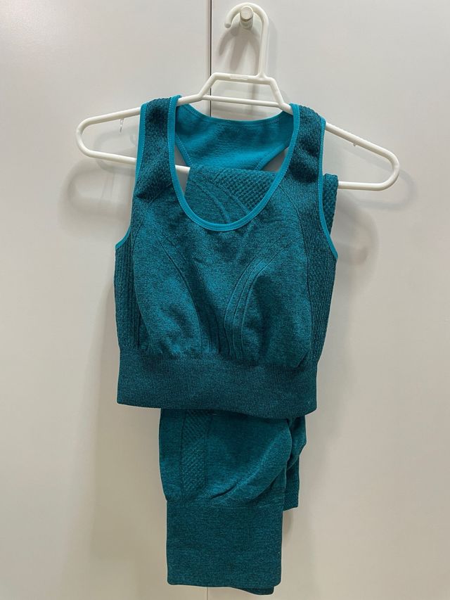 Conjunto deportivo sin mangas y mallas