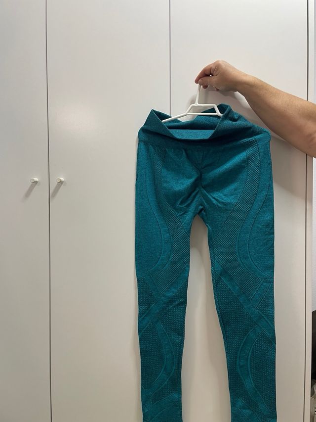 Conjunto deportivo sin mangas y mallas