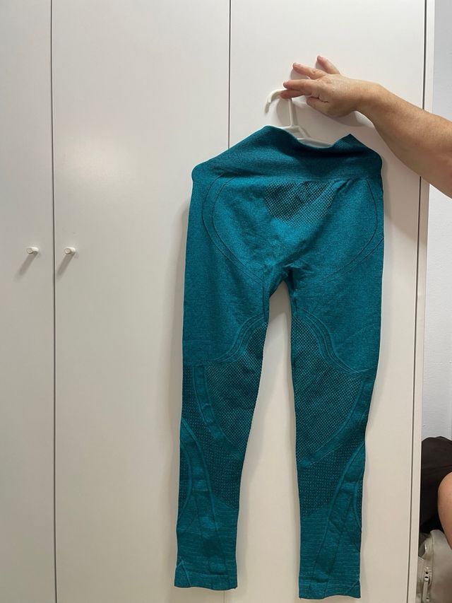 Conjunto deportivo sin mangas y mallas