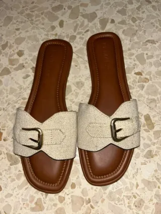 Sandalias planas mujer beige y marrón