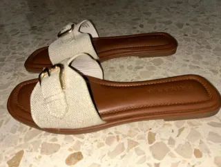 Sandalias planas mujer beige y marrón