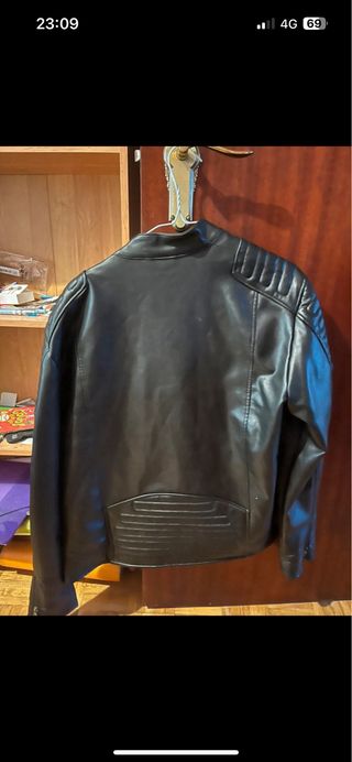 Cazadora fina cuero Pull&Bear negra