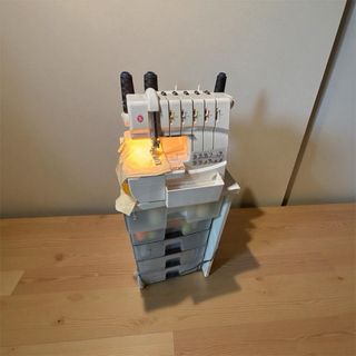 Máquina renalladora y recubridora.  singer