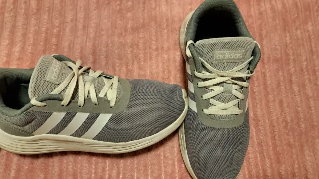 Deportivas Adidas grises y blancas