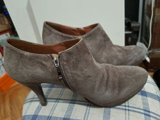 Botines de tacón ante gris