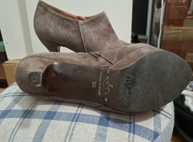 Botines de tacón ante gris