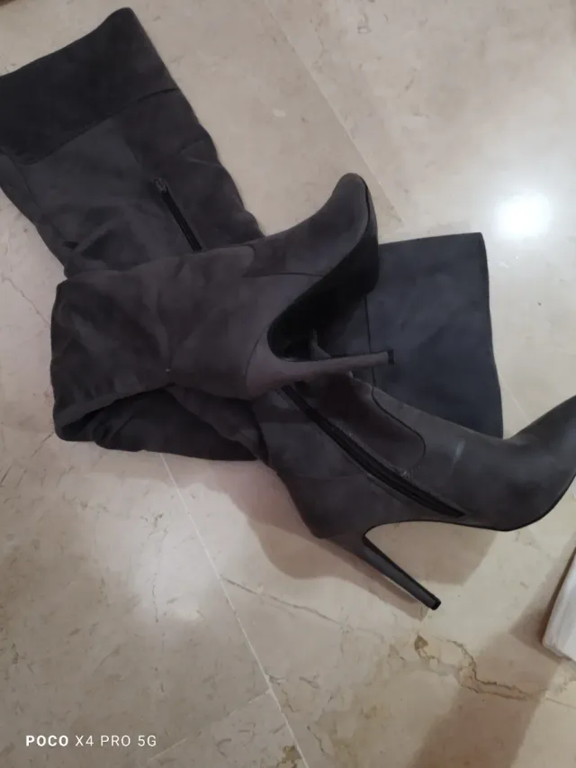 Botas altas grises de ante