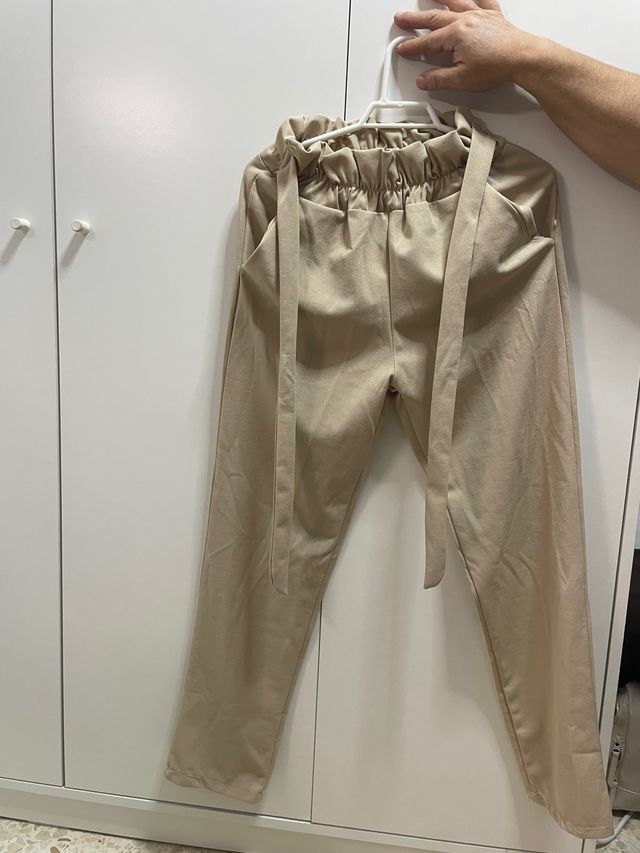 Pantalón beige con cinturón