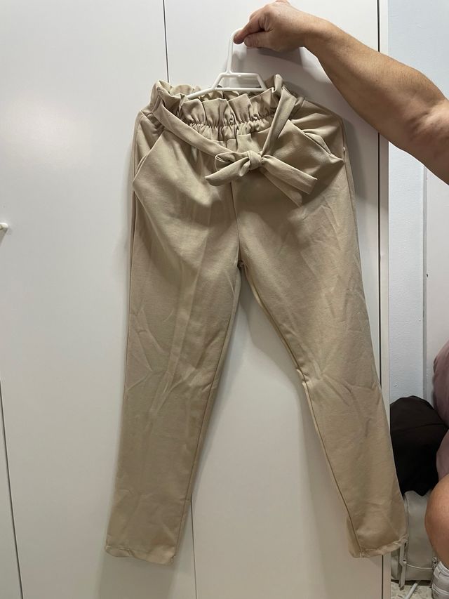 Pantalón beige con cinturón