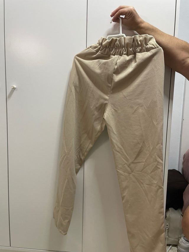 Pantalón beige con cinturón