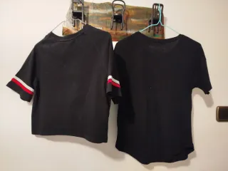 2 Camisetas Negras, Stradivarius y  Bershka