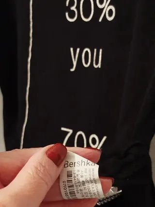 2 Camisetas Negras, Stradivarius y  Bershka