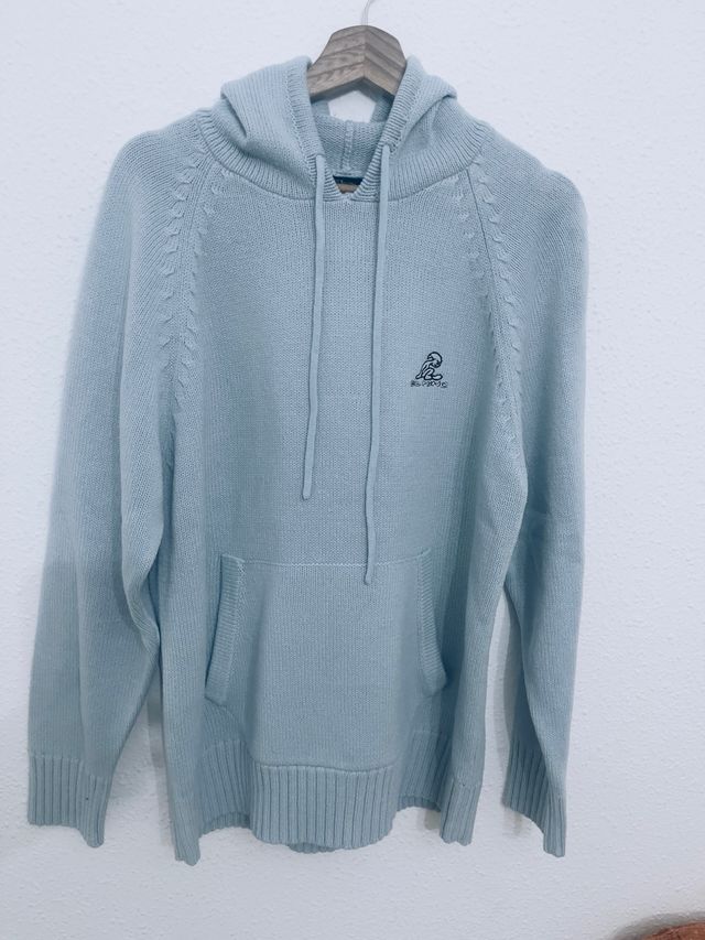 Sudadera azul con capucha y bolsillo