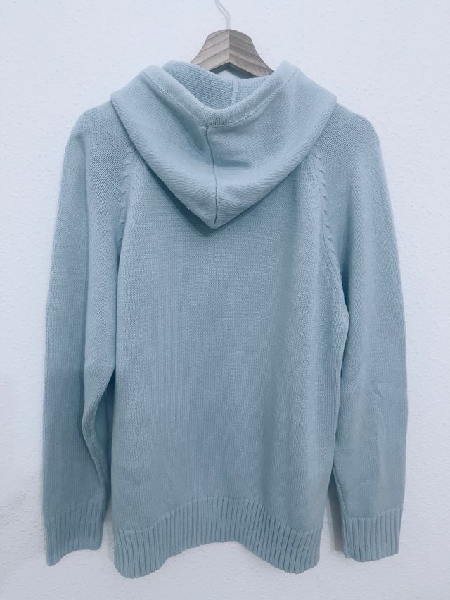 Sudadera azul con capucha y bolsillo