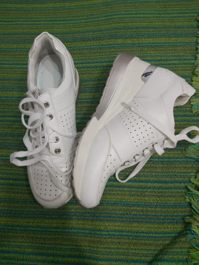 Zapatillas cuña blancas y plateadas