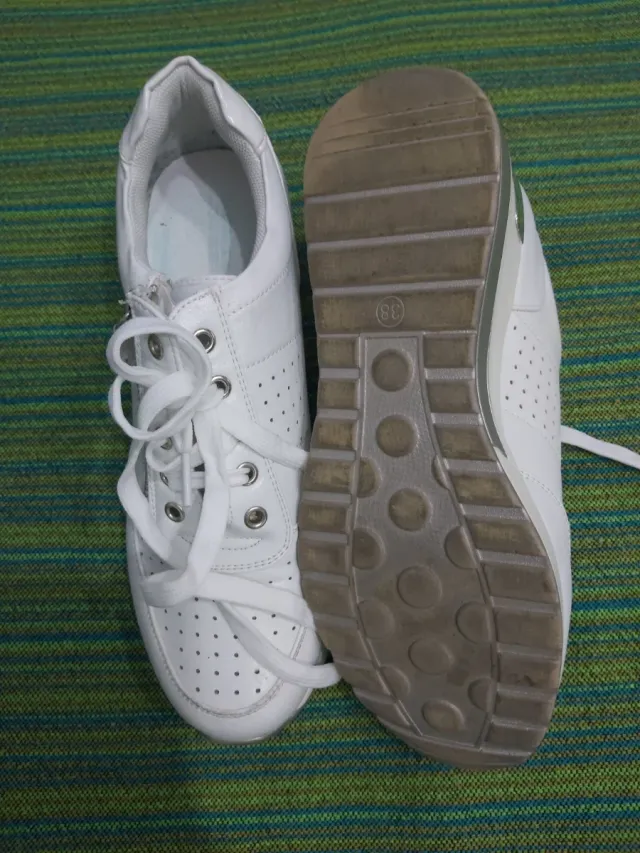 Zapatillas cuña blancas y plateadas