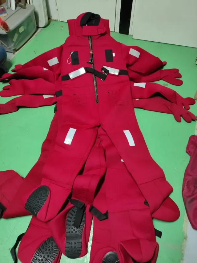 Traje de supervivencia rojo