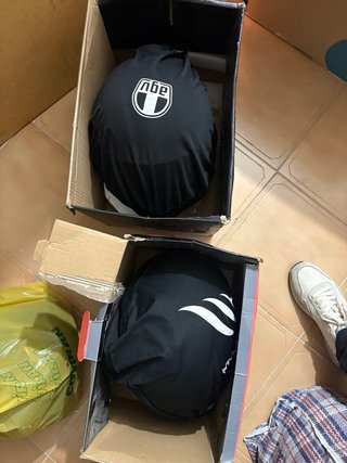 Casco de moto negro con intercomunicador