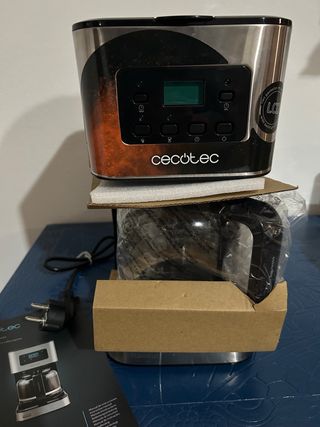 Cafetera Cecotec con pantalla LCD