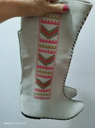 Botas altas bordadas