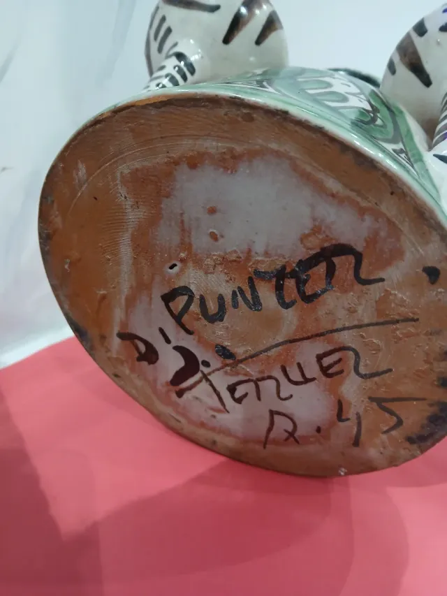 Jarrón decorativo pintado a mano firmado