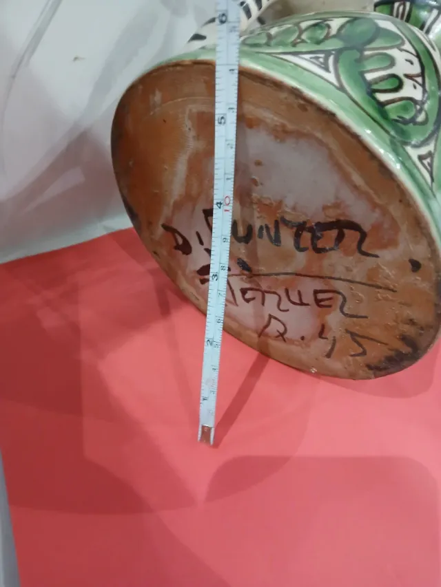Jarrón decorativo pintado a mano firmado