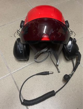 Casco con visiera e cuffie aeronautiche