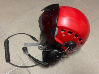 Casco con visiera e cuffie aeronautiche
