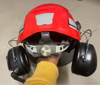 Casco con visiera e cuffie aeronautiche