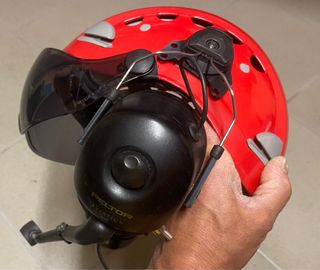 Casco con visiera e cuffie aeronautiche