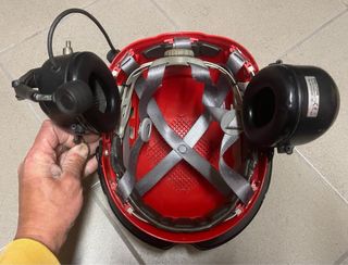 Casco con visiera e cuffie aeronautiche