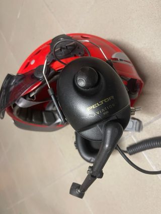 Casco con visiera e cuffie aeronautiche