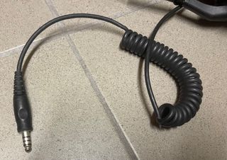 Casco con visiera e cuffie aeronautiche