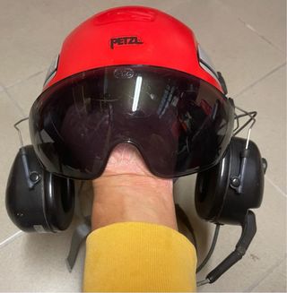 Casco con visiera e cuffie aeronautiche