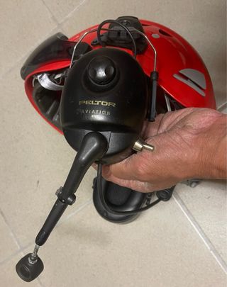 Casco con visiera e cuffie aeronautiche