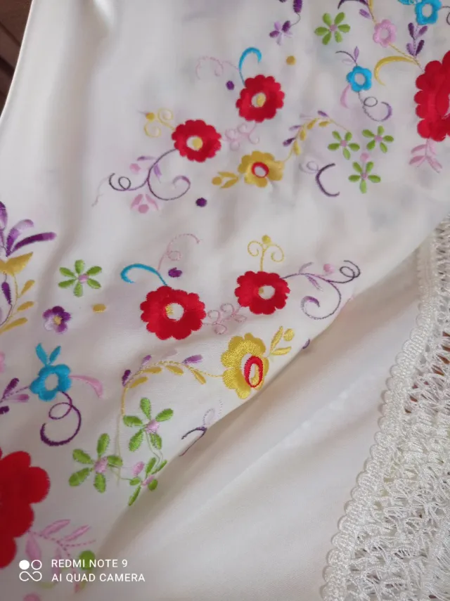 Mantoncillo blanco bordado flores colores