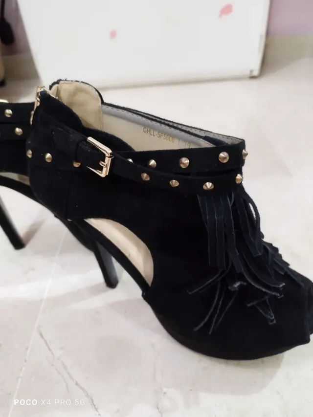 Botines tacón negros con tachuelas y flecos