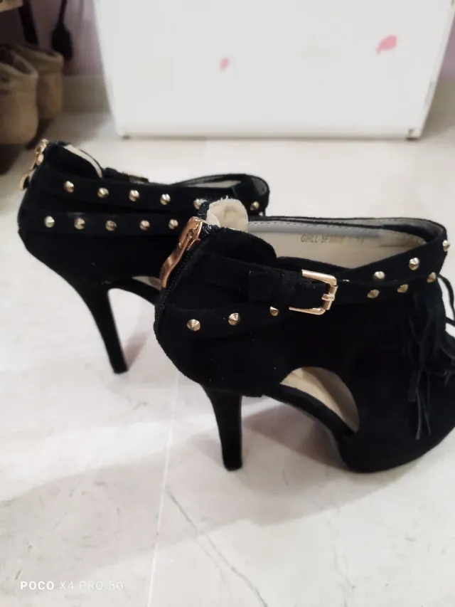 Botines tacón negros con tachuelas y flecos
