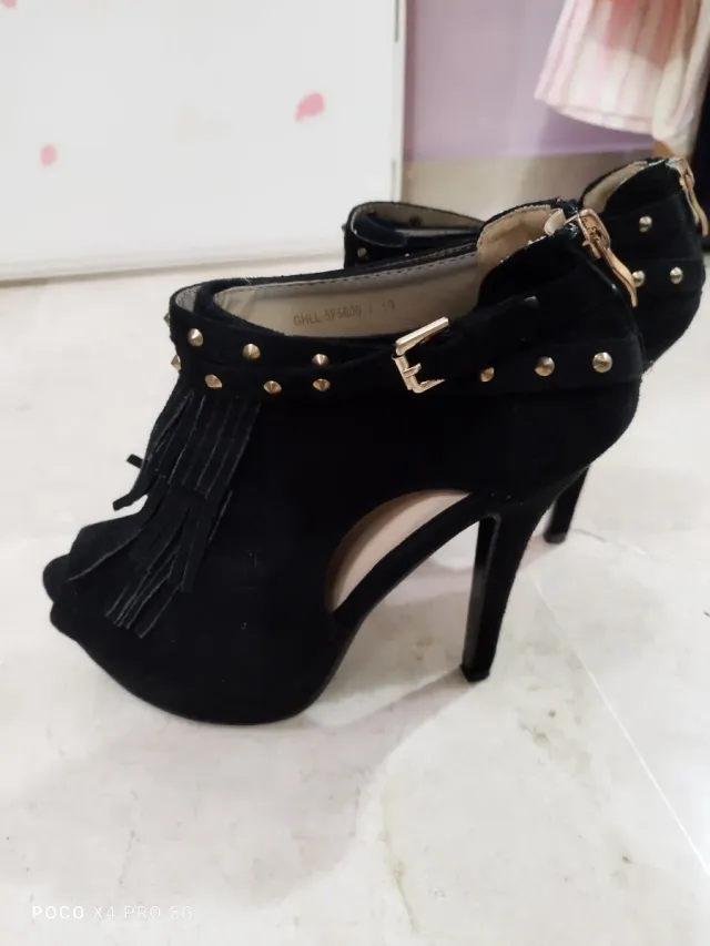 Botines tacón negros con tachuelas y flecos