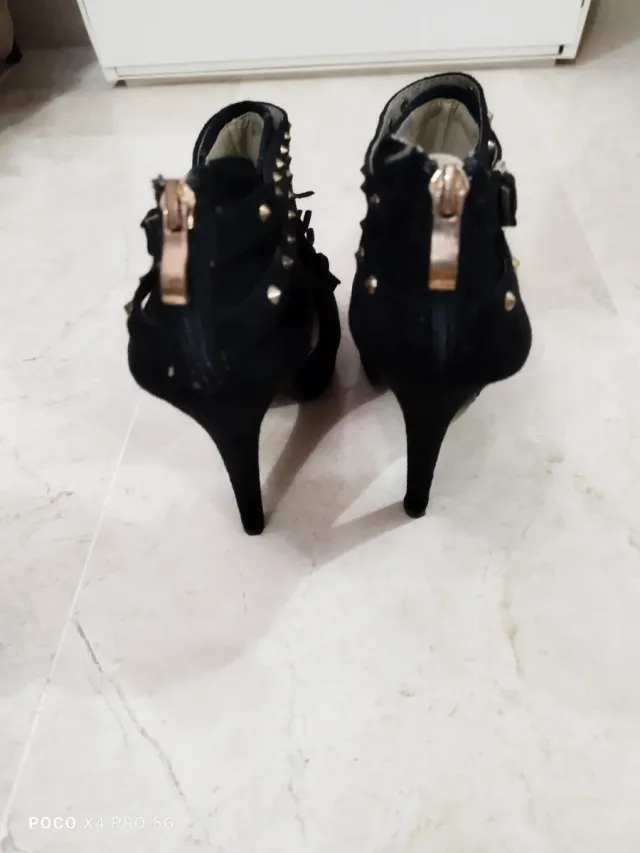 Botines tacón negros con tachuelas y flecos