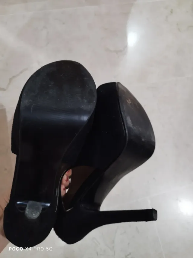 Botines tacón negros con tachuelas y flecos