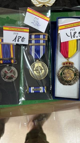Lote Medallas Militares y Insignias