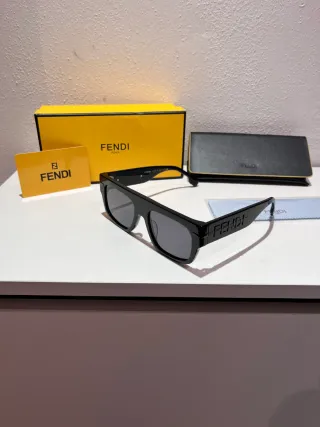 Occhiali da sole Fendi neri e grigi