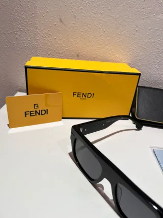 Occhiali da sole Fendi neri e grigi